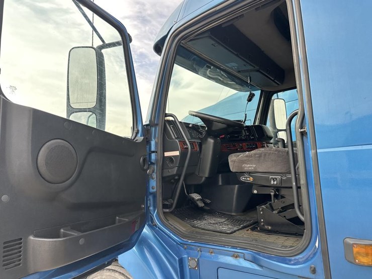 2003-volvo-10-image-42