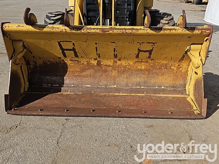 2017-caterpillar-415f2-il-image-10