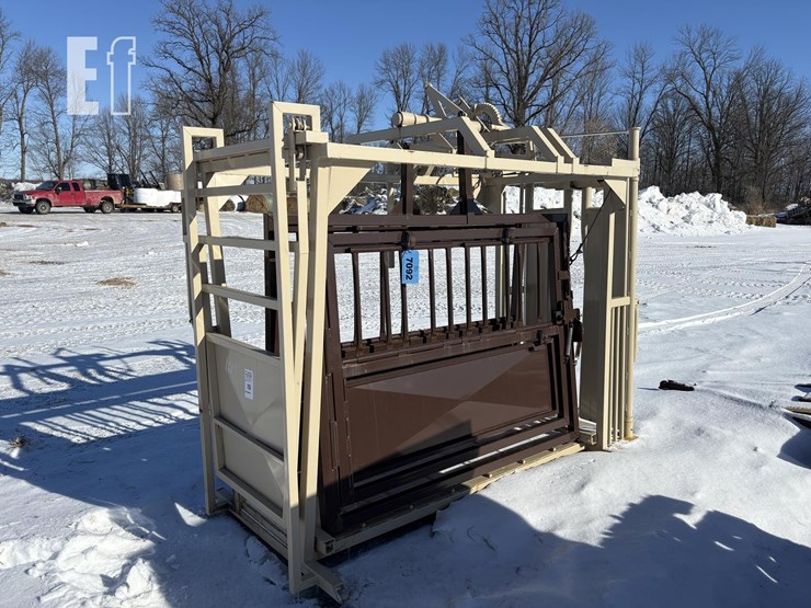 c&b-farm-+-outdoors-cattle-chute-10-image-1