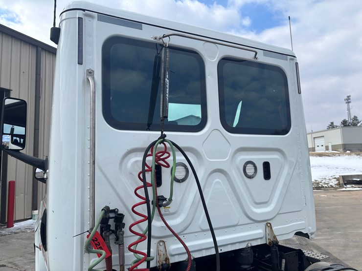 2018-freightliner-cascadia-126-image-11