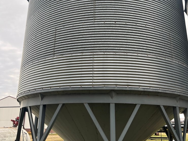 lot-21.-cenex-hopper-bin,-micada-bottom,-includes-golden-air-single-phase-bin-fan-image-16