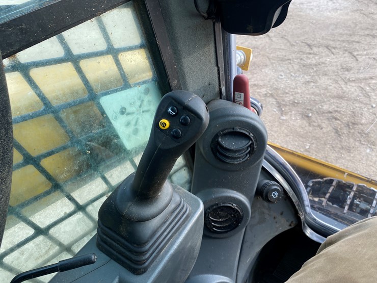 2023-caterpillar-226d3-image-32