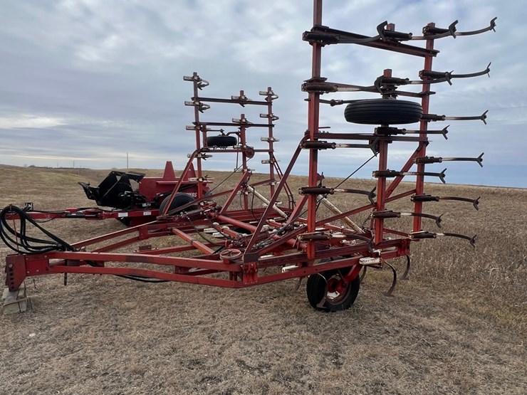 lot-30.-28’-vibrashank-cultivater,-trips-are-all-tight,-was-used-in-front-of-press-drill-image-5