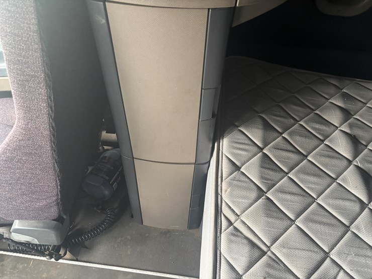 2016-freightliner-cascadia-113-image-42