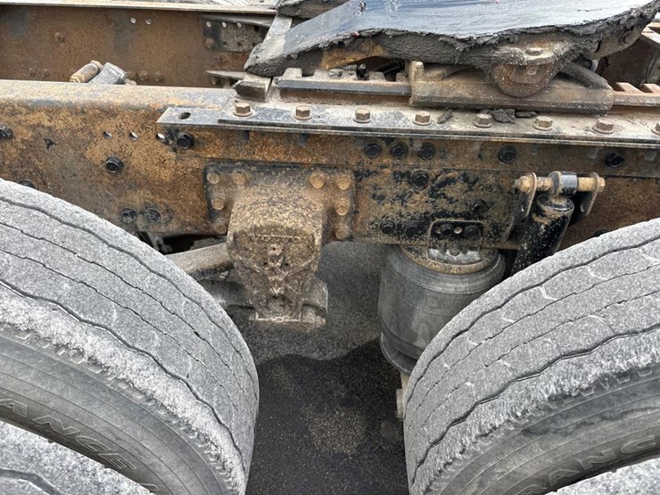 2003-volvo-10-image-40