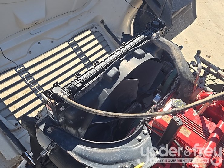 2017-freightliner-m2-106-image-37