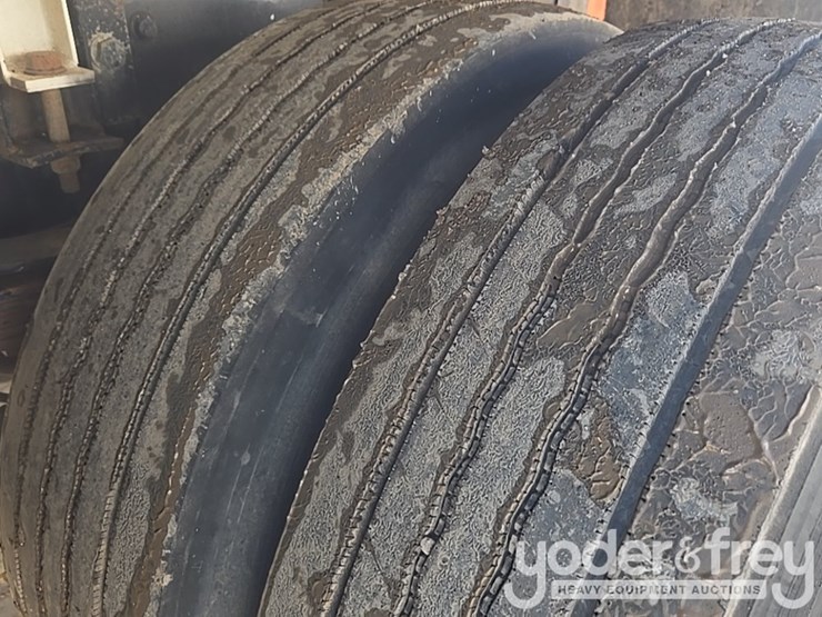 2009-peterbilt-335-image-13