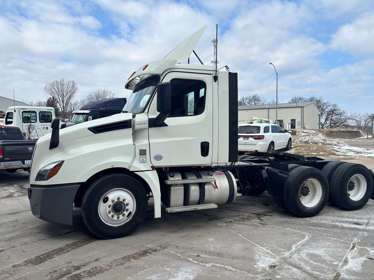 2018-freightliner-cascadia-126-image-1
