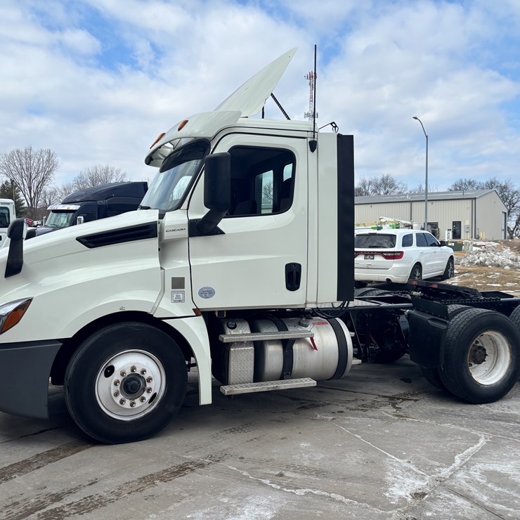 2018 FREIGHTLINER CASCADIA 126
