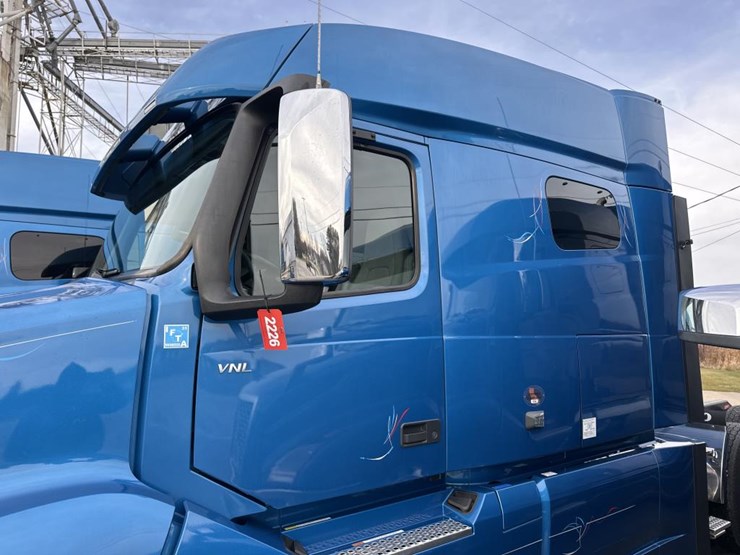 #2226-•-2024-volvo-vnl-sleeper-cab-semi-truck-tractor-image-10