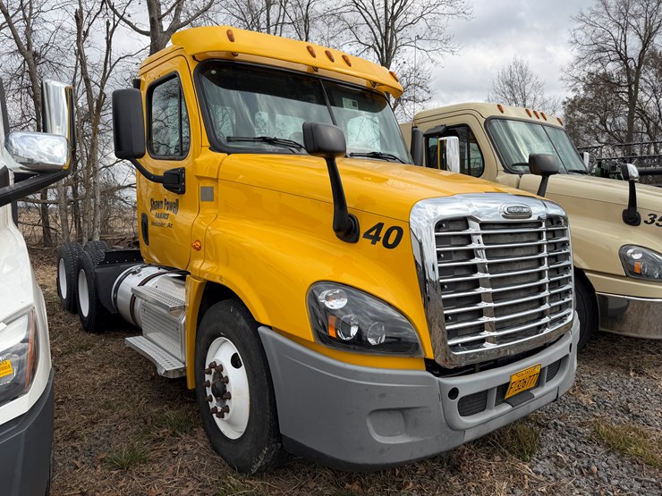 #40954-•-2016-freightliner-t/a-daycab-truck-tractor-3akjgedv4gsgw5933-image-2