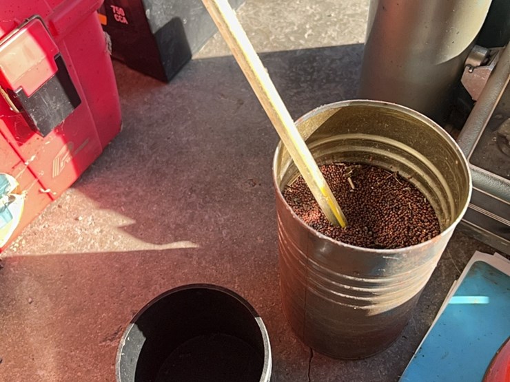 motompco-moisture-tester,-complete-unit-with-scales,-book,-cup,-thermometer-image-13