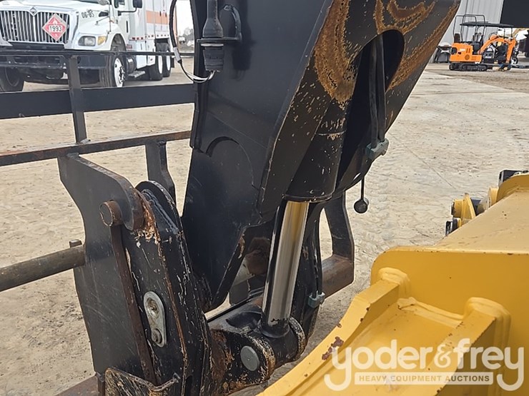 2018-caterpillar-tl1055d-image-29