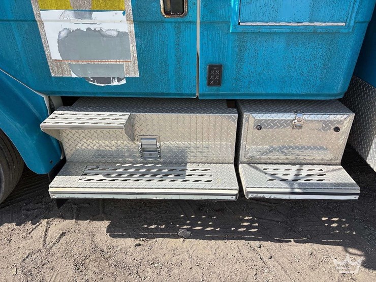 2003-freightliner-fl60-image-31