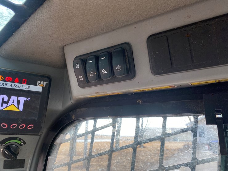 2023-caterpillar-226d3-image-28