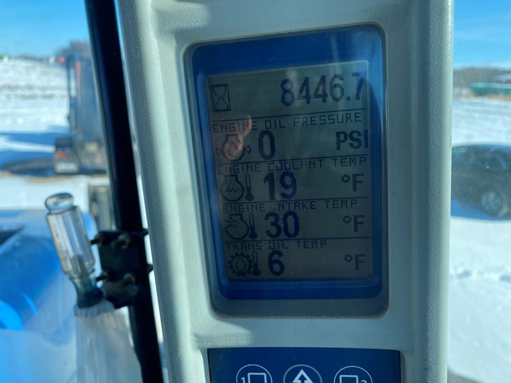 2011-new-holland-390-image-34