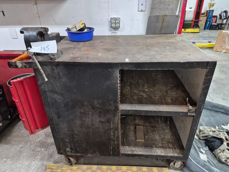 rolling-welding-cart,-with-vise-image-1