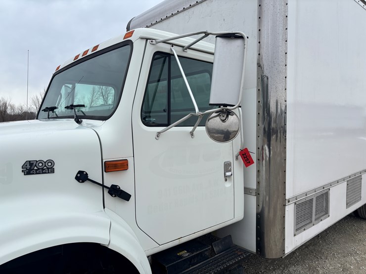 2002-international-4700-image-7