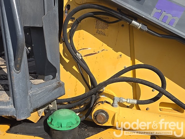 2010-deere-310sj-image-40
