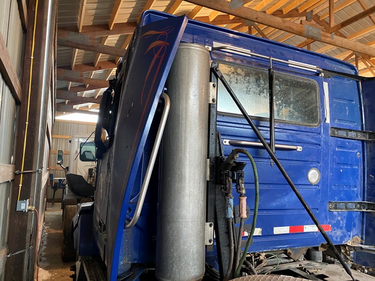 #310-•-2015-volvo-d13-tandem-axle-semi-rolled-over-(has-wi-title)-(algoma,-wi)-image-20