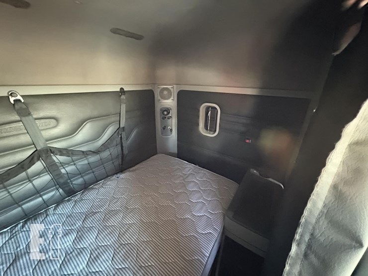 2004-freightliner-columbia-112-image-20