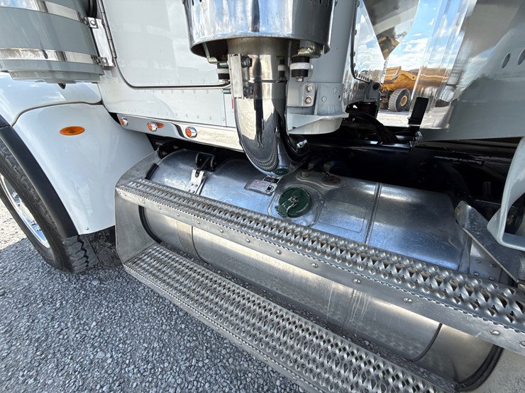 2008-peterbilt-367-image-29