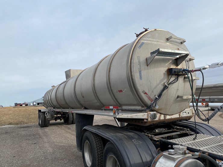 #500-•-2012-northern-8,500-gallon-semi-manure-tanker-(has-wi-title)-(waupun,-wi)-image-2