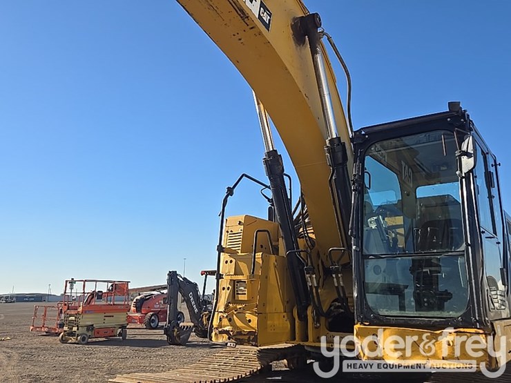 2016-caterpillar-335fl-image-35