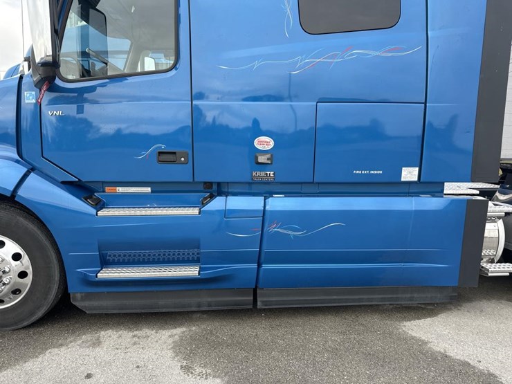 #2224-•-2025-volvo-vnl-sleeper-cab-semi-truck-tractor-image-11