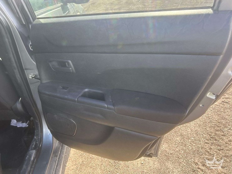 2014-mitsubishi-outlander-image-23