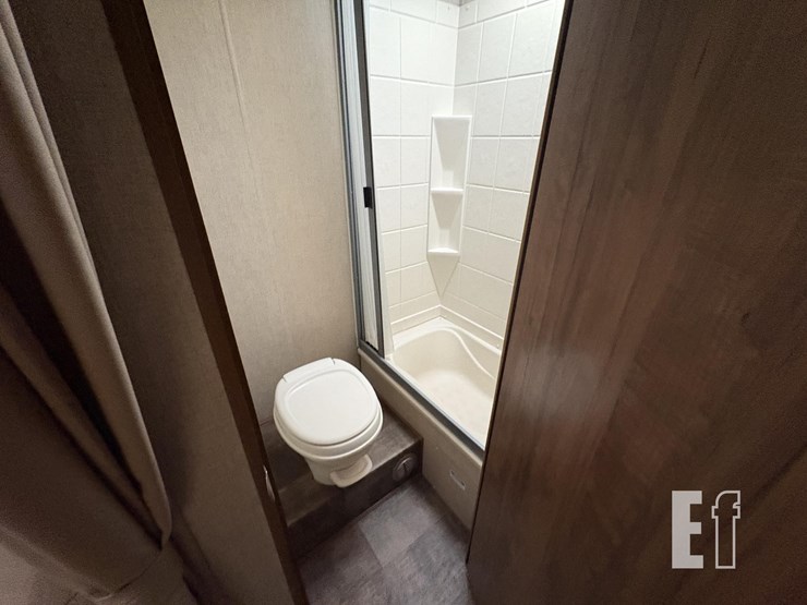 2018-gulf-stream-coach-vista-cruiser-23rss-image-13