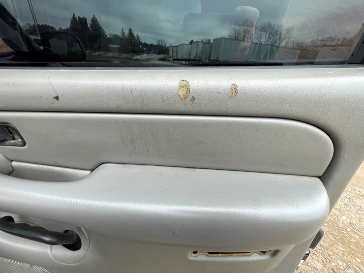 2006-chevrolet-suburban-image-29