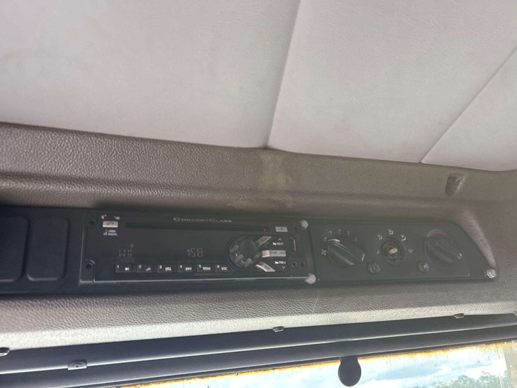 2017-peterbilt-320-image-17