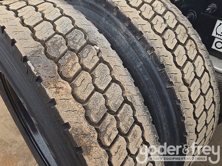 2019-peterbilt-579-image-12