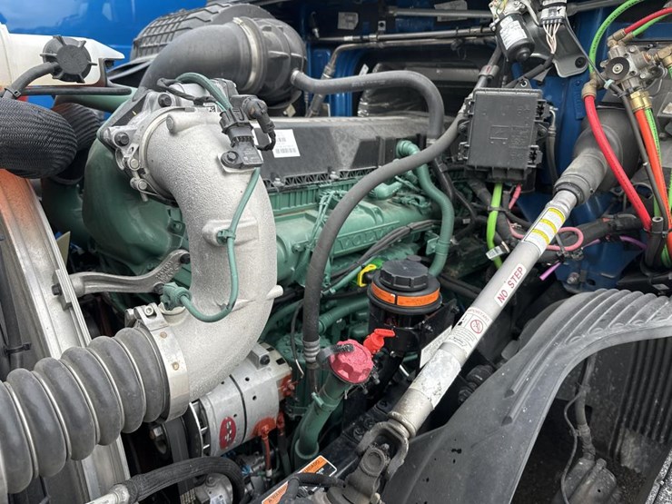 #2224-•-2025-volvo-vnl-sleeper-cab-semi-truck-tractor-image-28