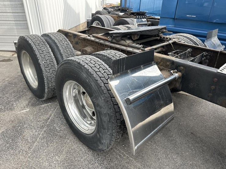 2001-volvo-10-image-17