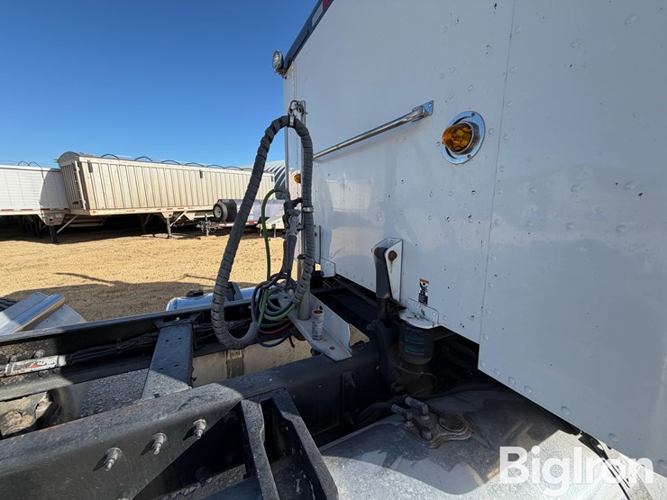 2013-peterbilt-388-image-18