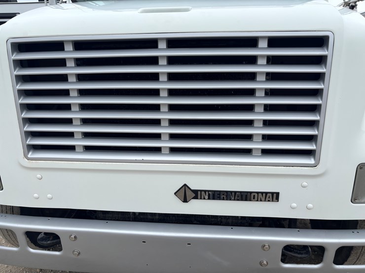 2002-international-4700-image-11