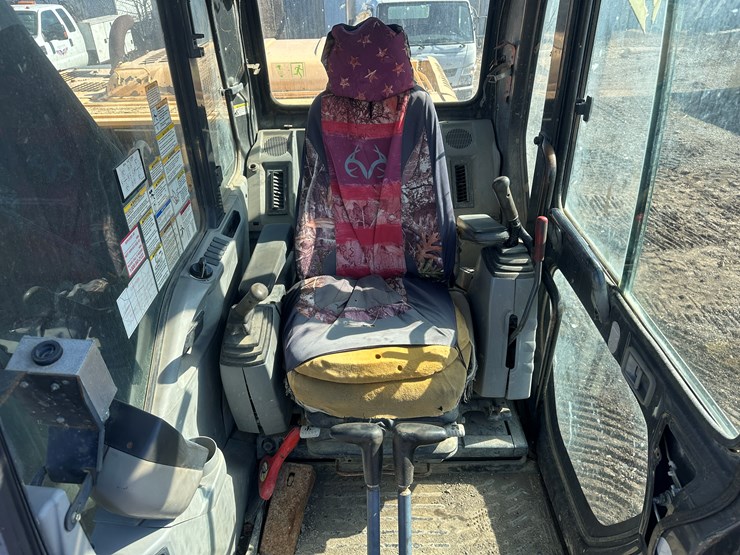 new-holland-eh215-image-43