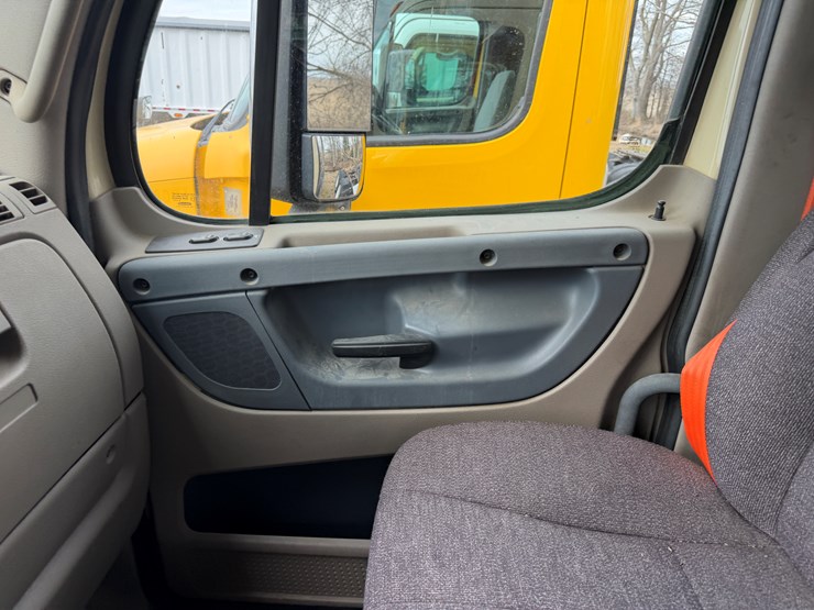 #40955-•-2016-freightliner-cascadia-t/a-daycab-truck-tractor-3akjged54gshn2294-image-63