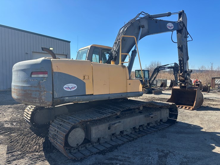 new-holland-eh215-image-5