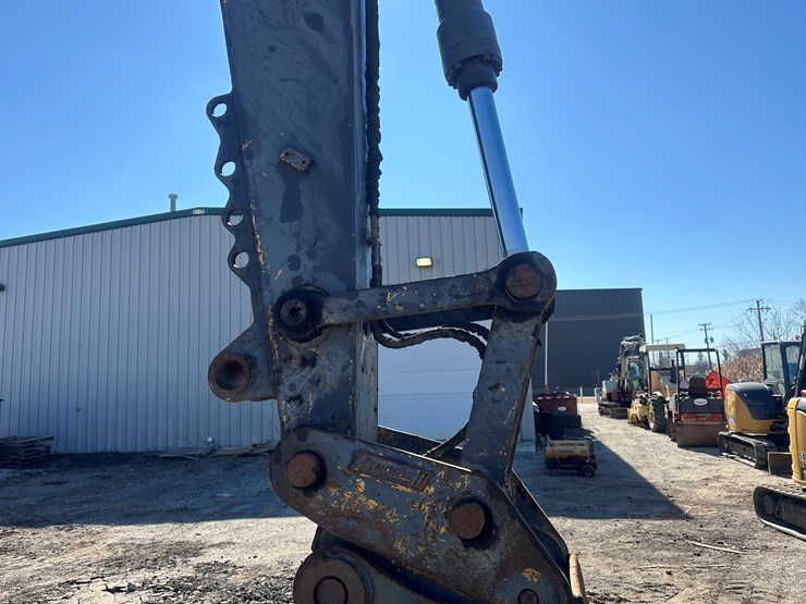 new-holland-eh215-image-28