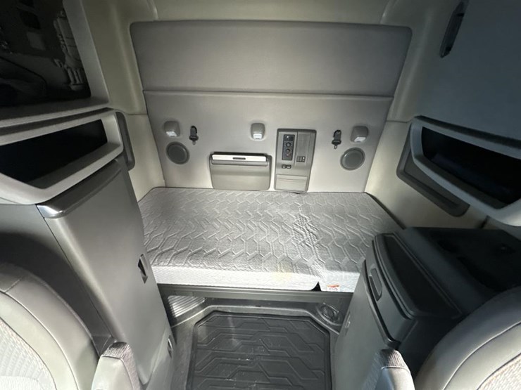 #2225-•-2024-volvo-vnl-sleeper-cab-semi-truck-tractor-image-52