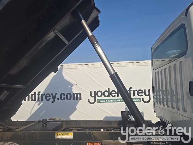 2020-freightliner-m2-106-image-23