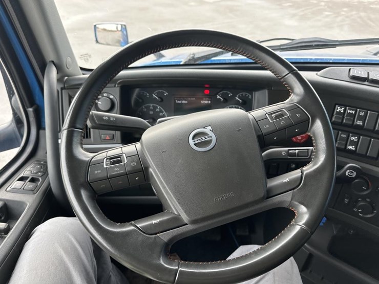 #2224-•-2025-volvo-vnl-sleeper-cab-semi-truck-tractor-image-43
