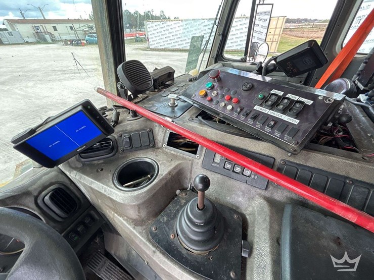 2017-peterbilt-320-image-14