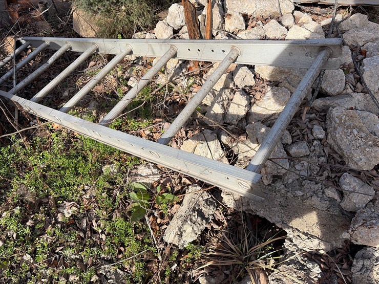 #76-•-aluminum-ladder-image-1