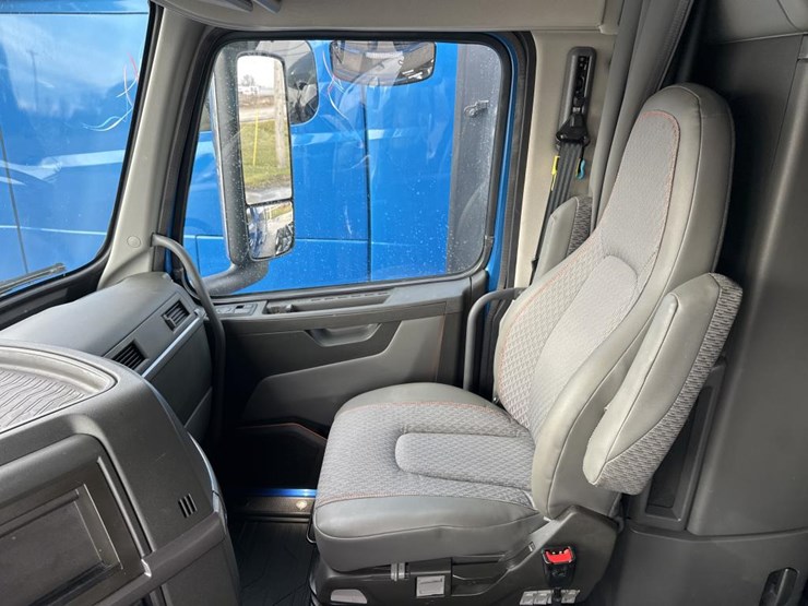 #2225-•-2024-volvo-vnl-sleeper-cab-semi-truck-tractor-image-51