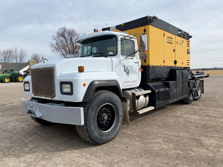 1999-mack-rd690s-image-1