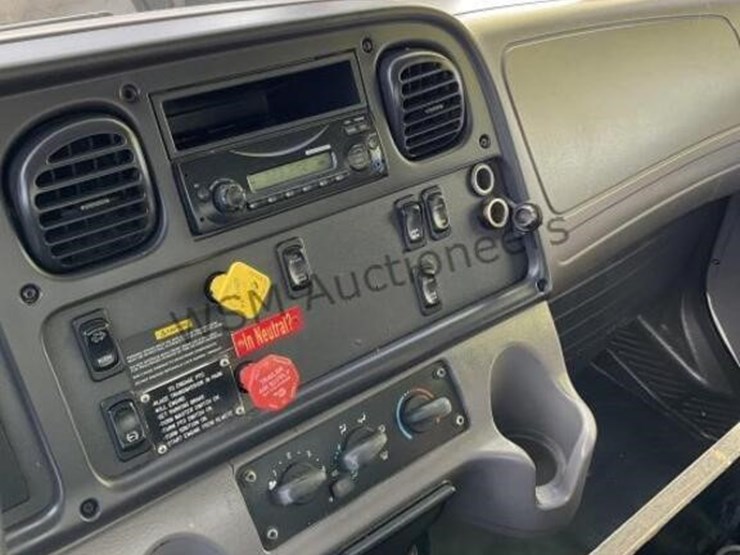 2012-freightliner-m2-106-image-28